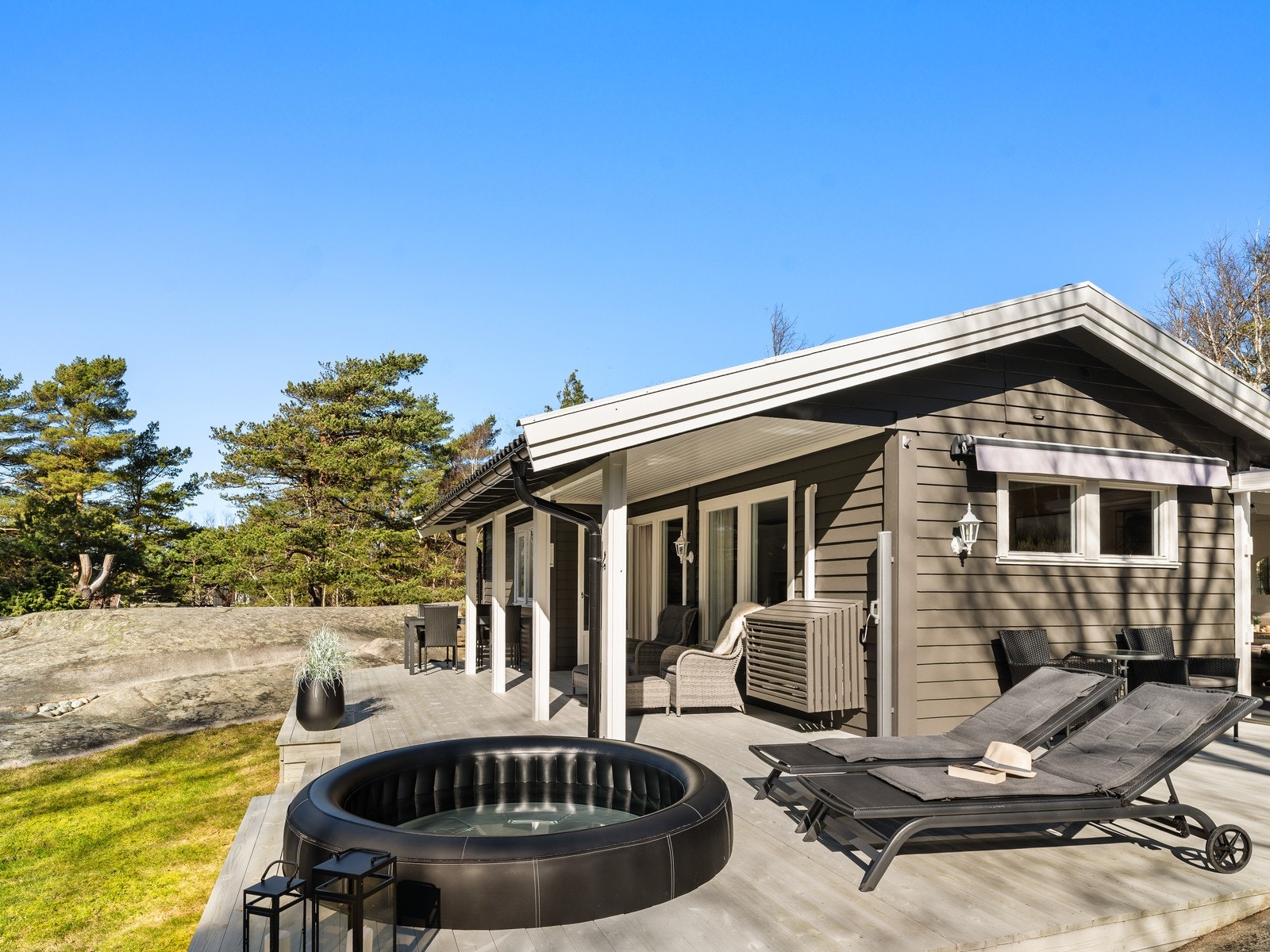 Den store terrassen gir rom for ulike soner, som her med solsenger og boblebad. Galleribilde