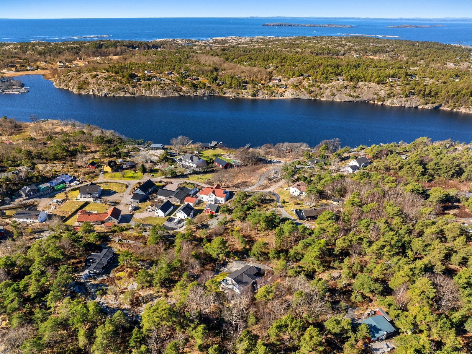 Tiltalende og oppusset hytte med lite innsyn og kort vei til sjøen i Løkkevika på Hvaler. Galleribilde