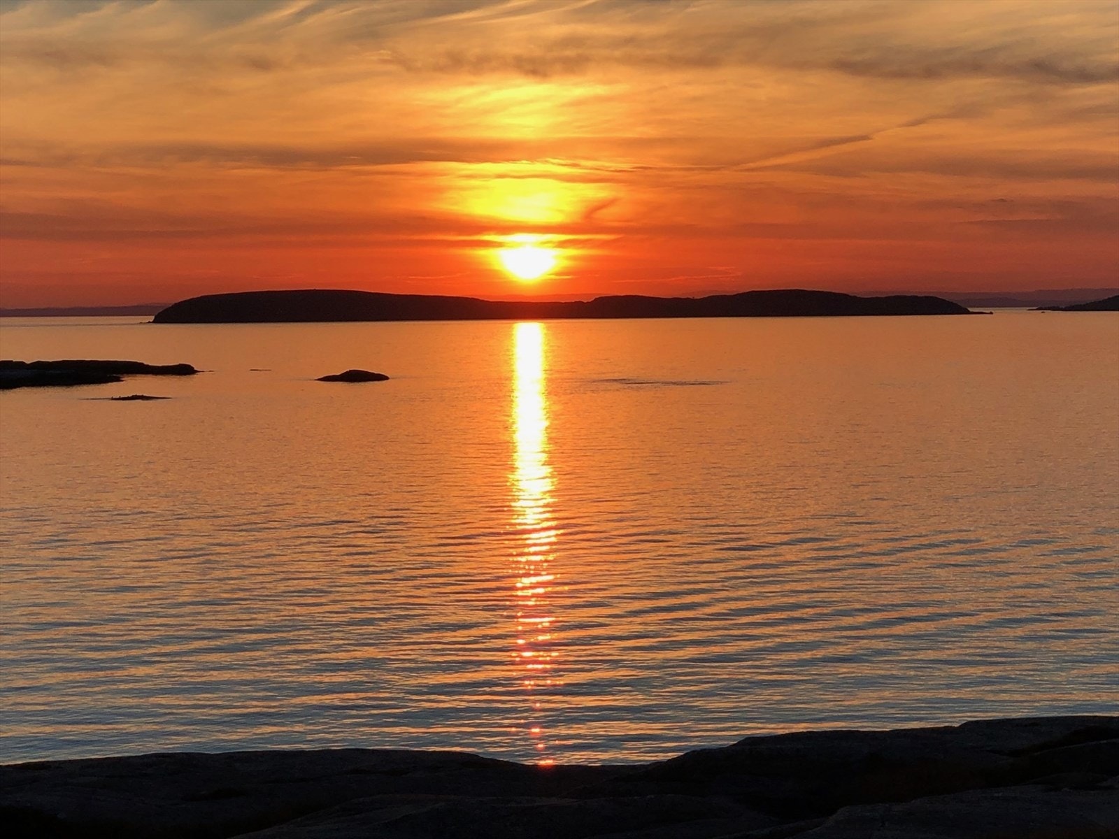 Avslutt dagen på fjellet ved Guttormsvauen og nyt himmelens fargespill idet solen senker seg over skjærgården. Galleribilde