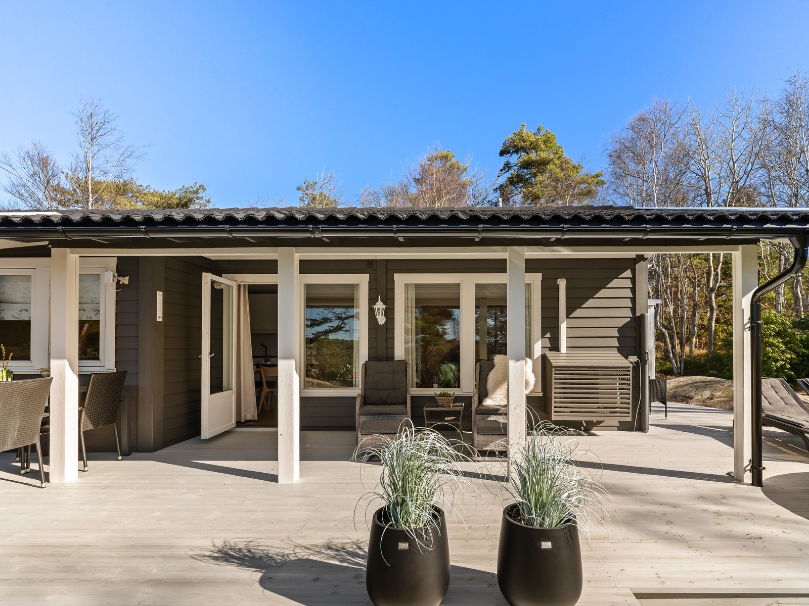 Terrassen gir godt med plass til å møblere i flere soner, slik at du kan forflytte deg etter sola. Galleribilde