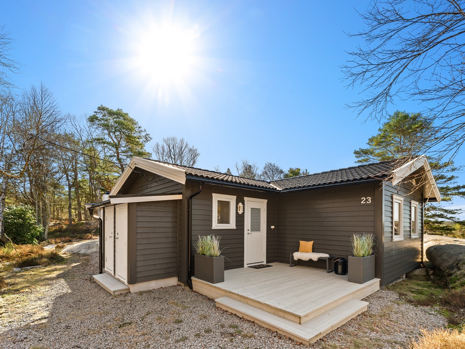Inngangspartiet har en nordvendt terrasse på ca. 11 m². Her er også et tilbygg med teknisk rom/bod. Galleribilde