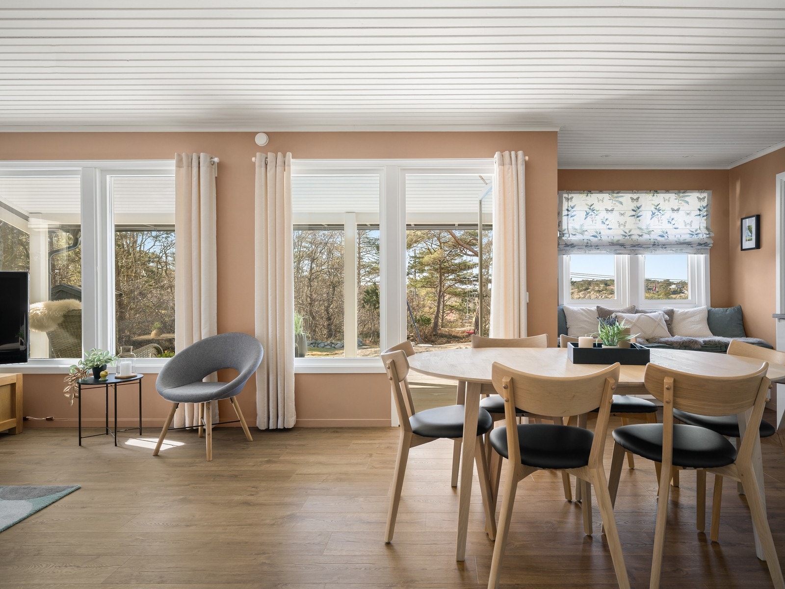 Fra stuen er det direkte utgang til den store, delvis overbygde terrassen. Galleribilde