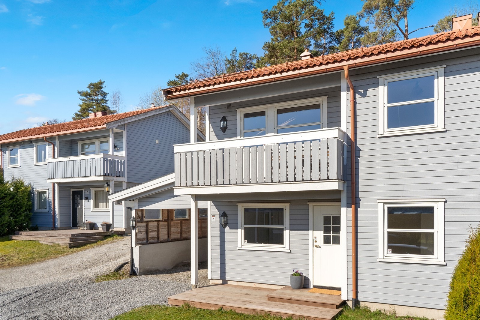 Velkommen til Lutomtveien 3B - God planløsning, 3 soverom, flott bad. Egen carport og gårdsplass. Usjenert hage og terrasse. Presentert av Anita Heer, Aktiv Mysen og Rakkestad
Foto: FotoETC AS Galleribilde