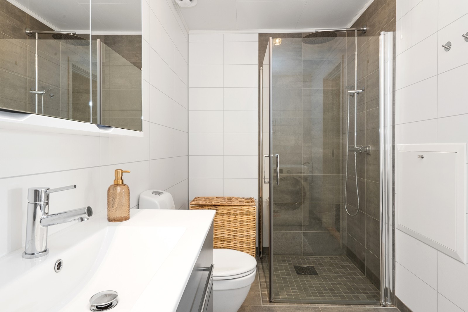 Badet har flislagt gulv med varmekabler. På veggene er det baderomsplater, samt fliser i dusjsonen. Galleribilde