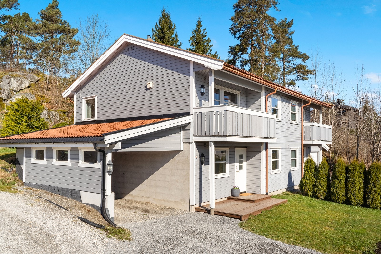 Egen carport og gårdsplass. Usjenert hage og terrasse. Galleribilde