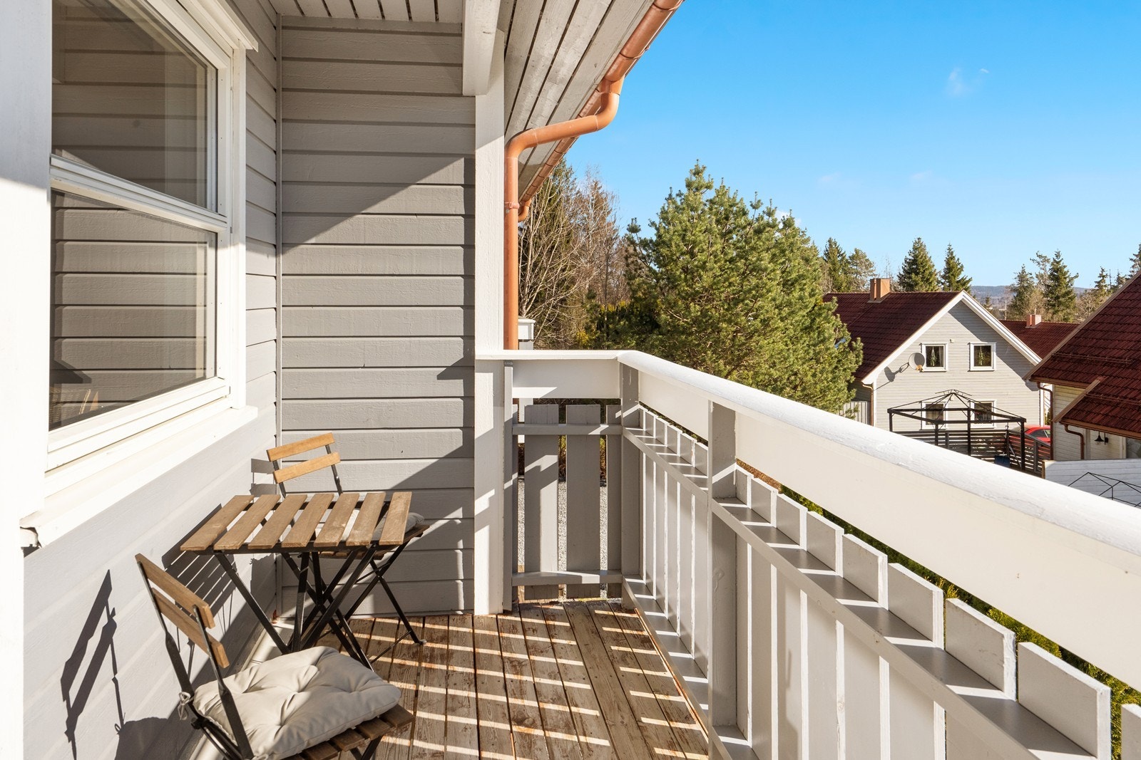 Veranda med utgang fra kjøkkenet. Her har man utsikt og sol på dagtid. Galleribilde