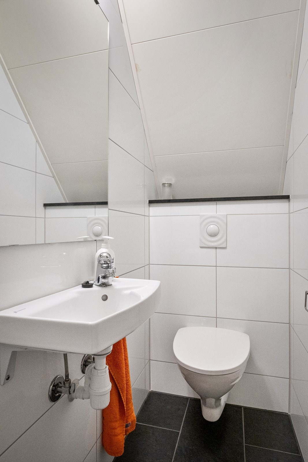 Badet er utstyrt med servant og toalett. Galleribilde