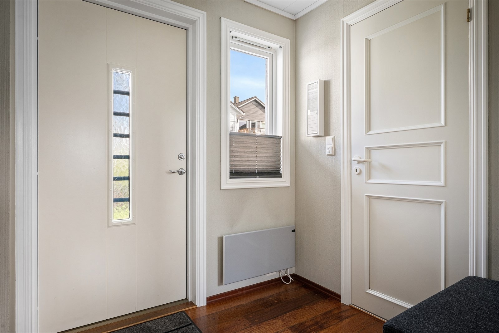 Lys og innbydende entré i boligens hovedetasje. Galleribilde