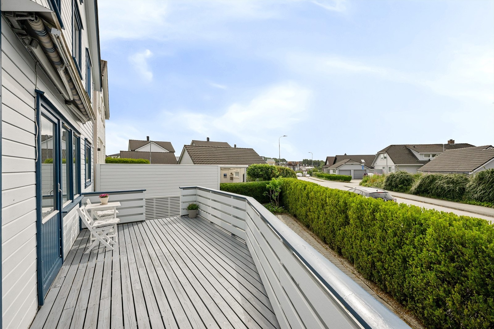 Stor terrasse på 35 kvm med god plass til utemøbler. Galleribilde