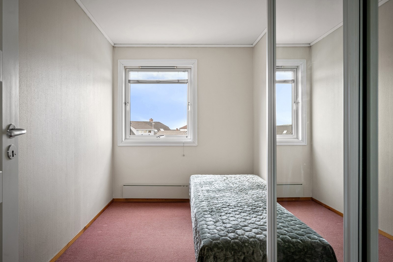 Det tredje soverommet i etasjen, med teppegulv og plass til seng og skap. Galleribilde