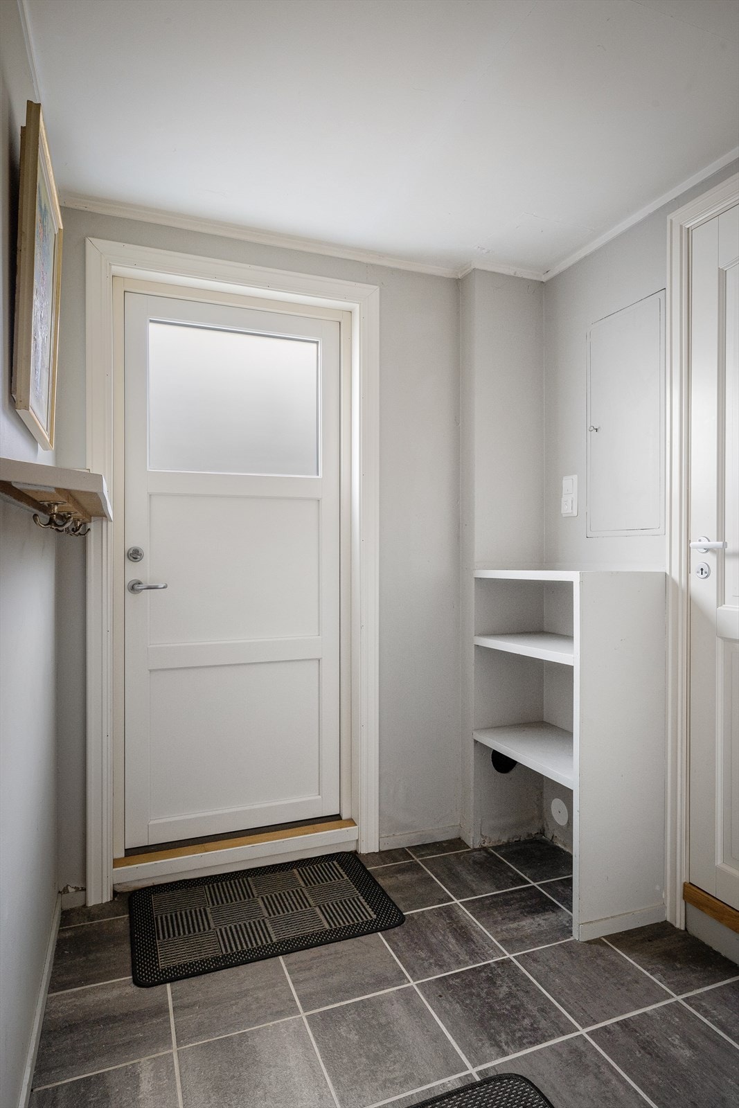 Egen inngang til kjelleretasjen med flislagt gulv. Galleribilde