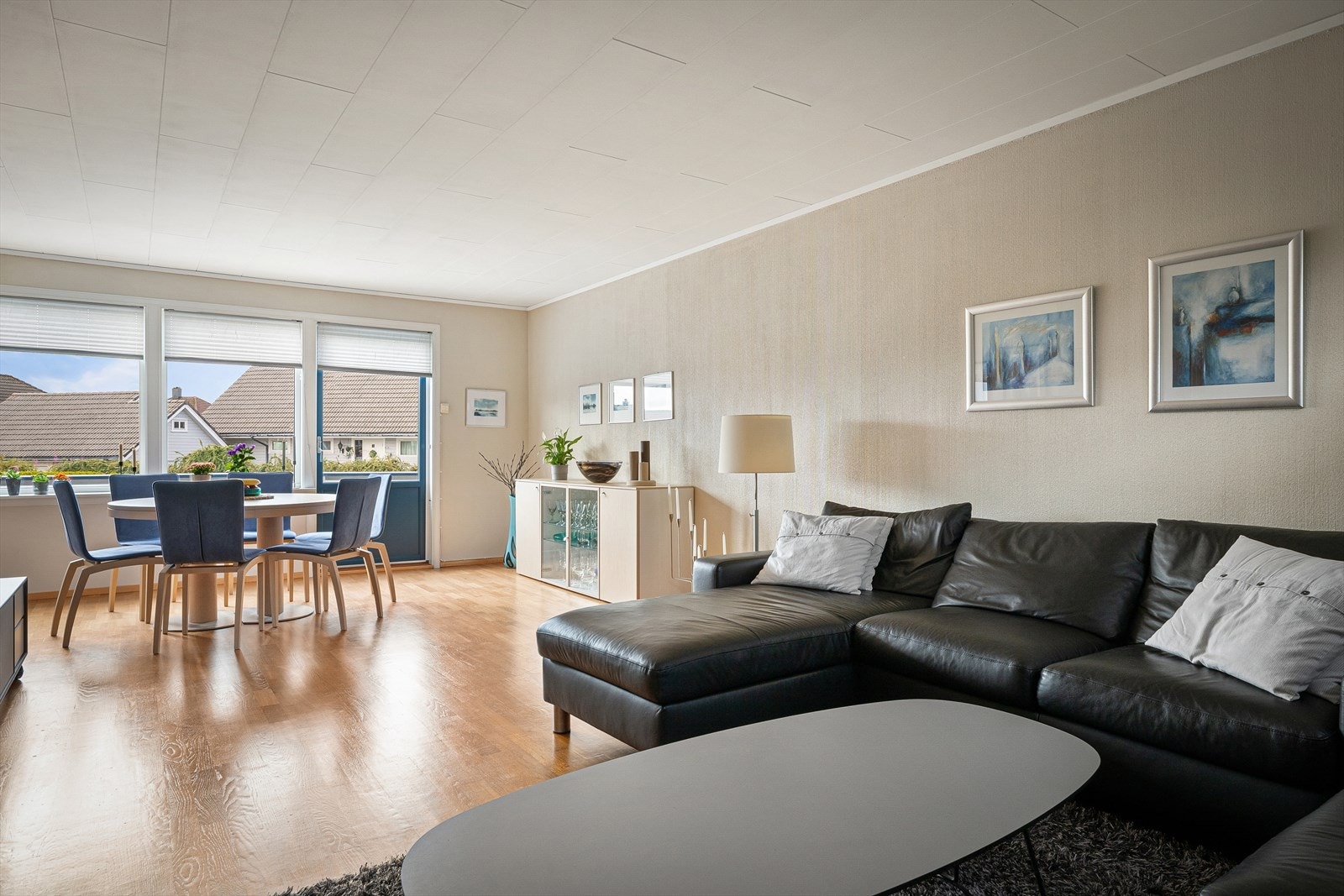 Romslig stue med plass til både sofagruppe og spisebord, og utgang til stor terrasse. Galleribilde