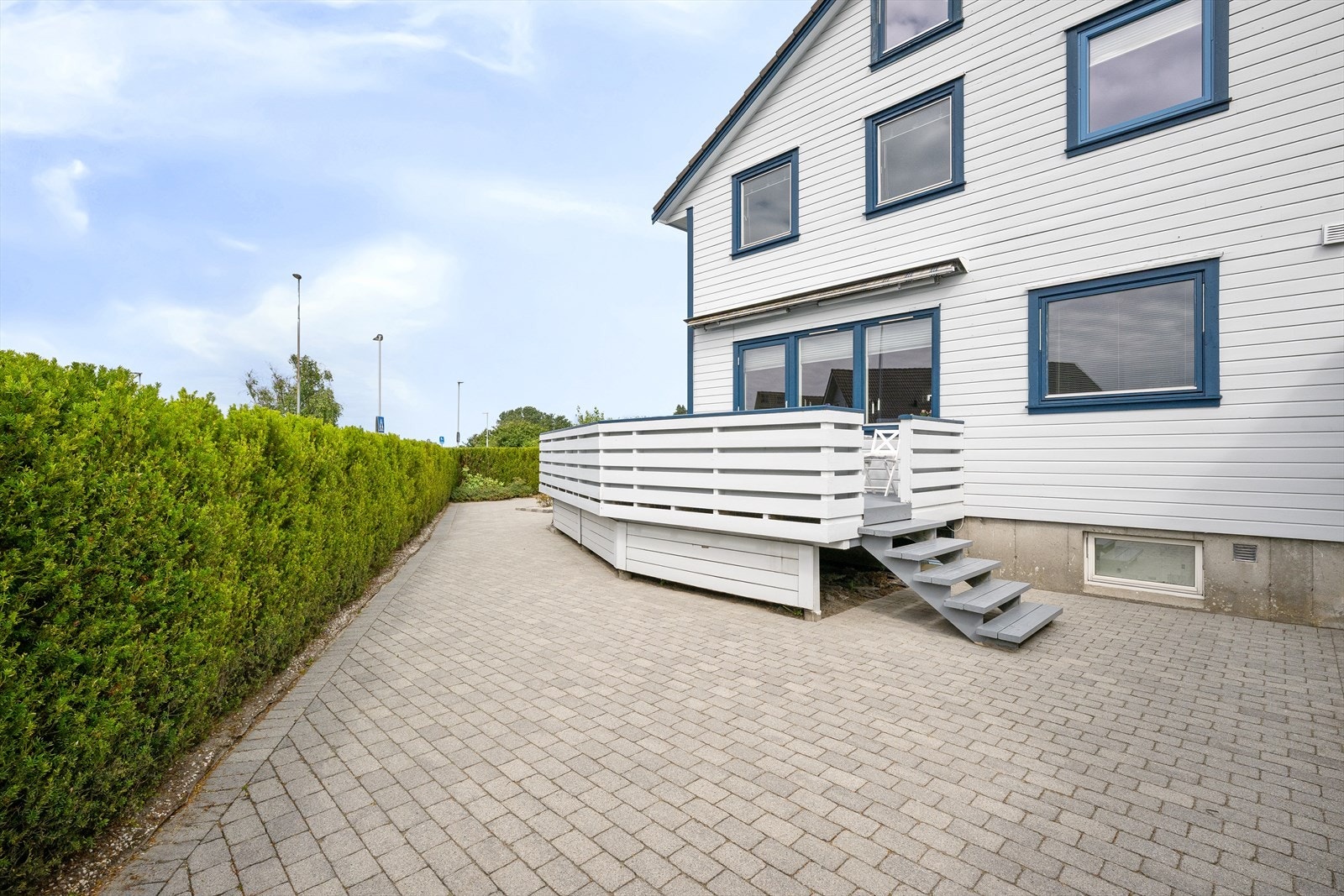 Belegningsstein på gårdsplassen og trapp opp til terrassen. Galleribilde