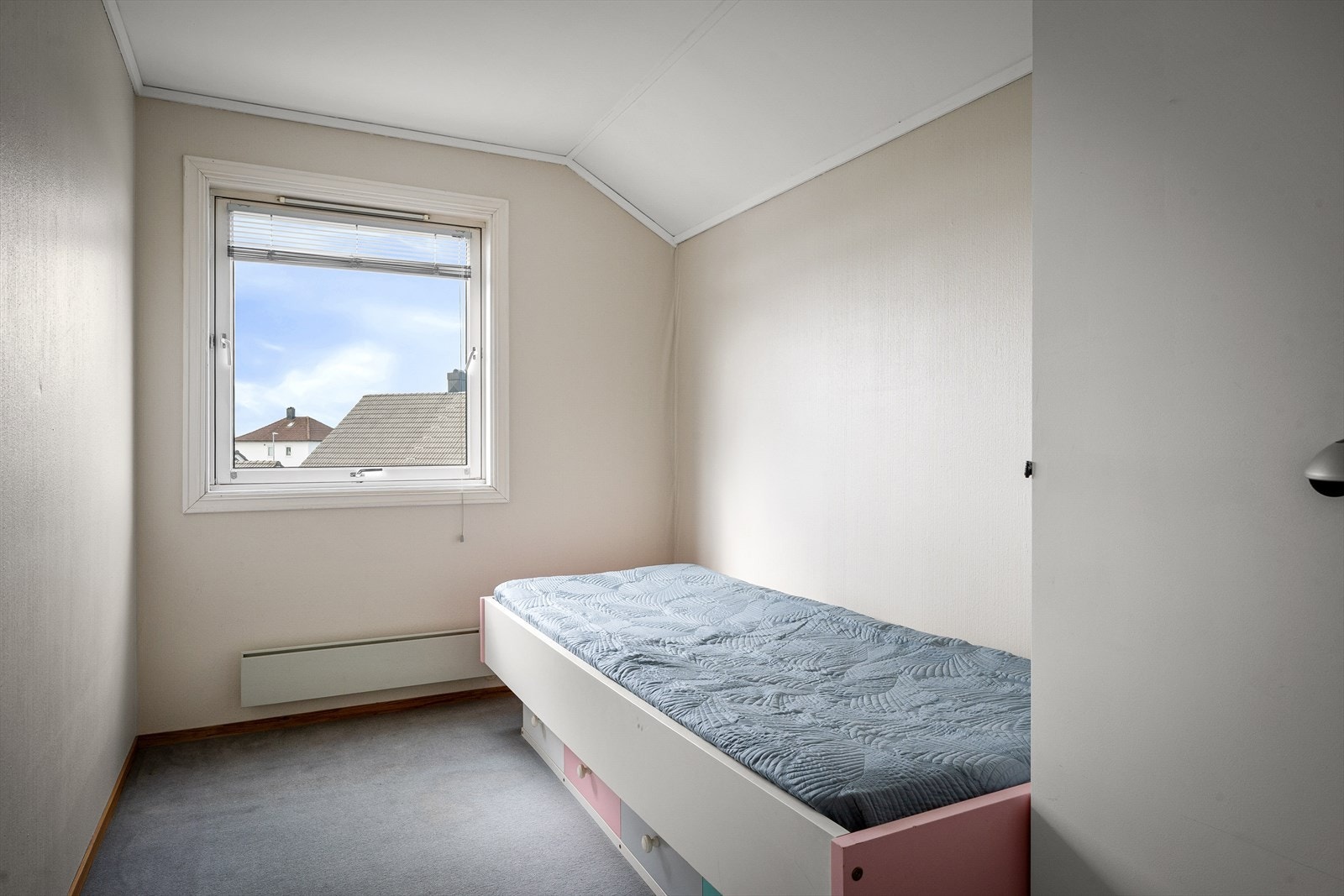 Lyst og trivelig soverom, ideelt som barnerom eller gjesterom. Galleribilde