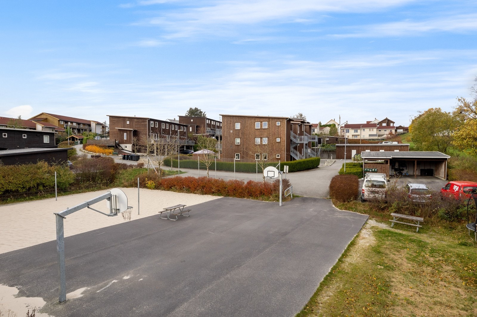 Basketball- og sandvolleyballbane like ved Galleribilde