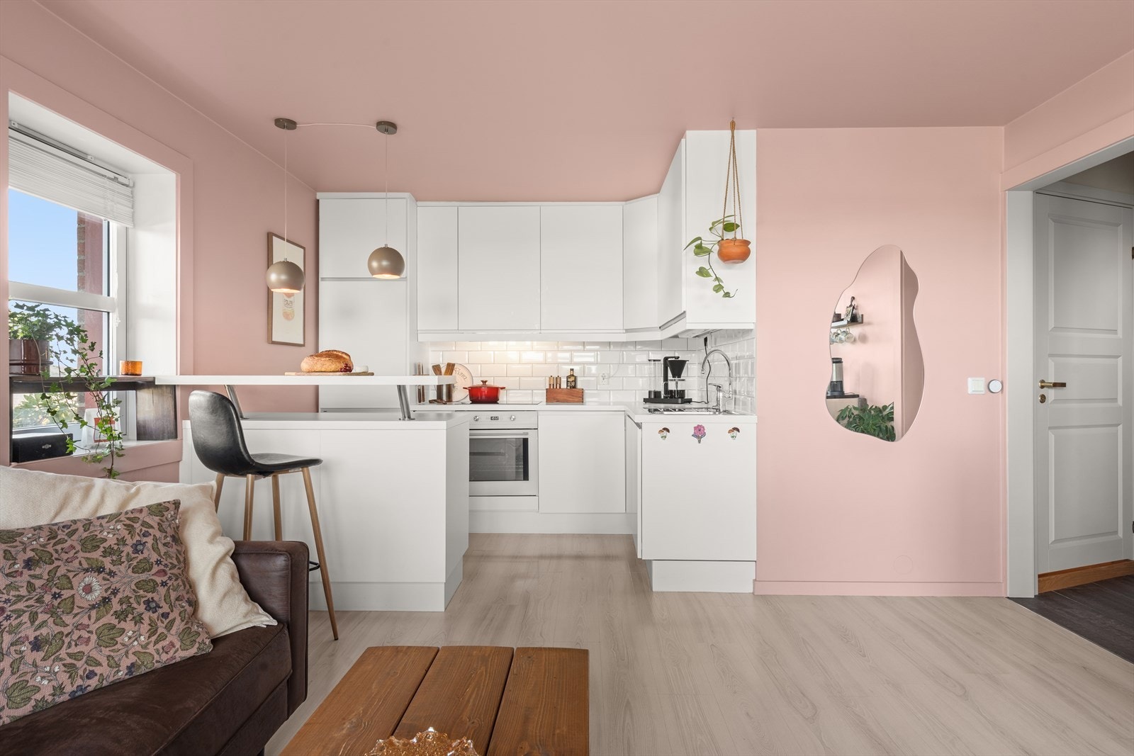 Kjøkkeninnredning fra IKEA (2012) med glatte, hvite fronter og integrerte håndtak. Galleribilde