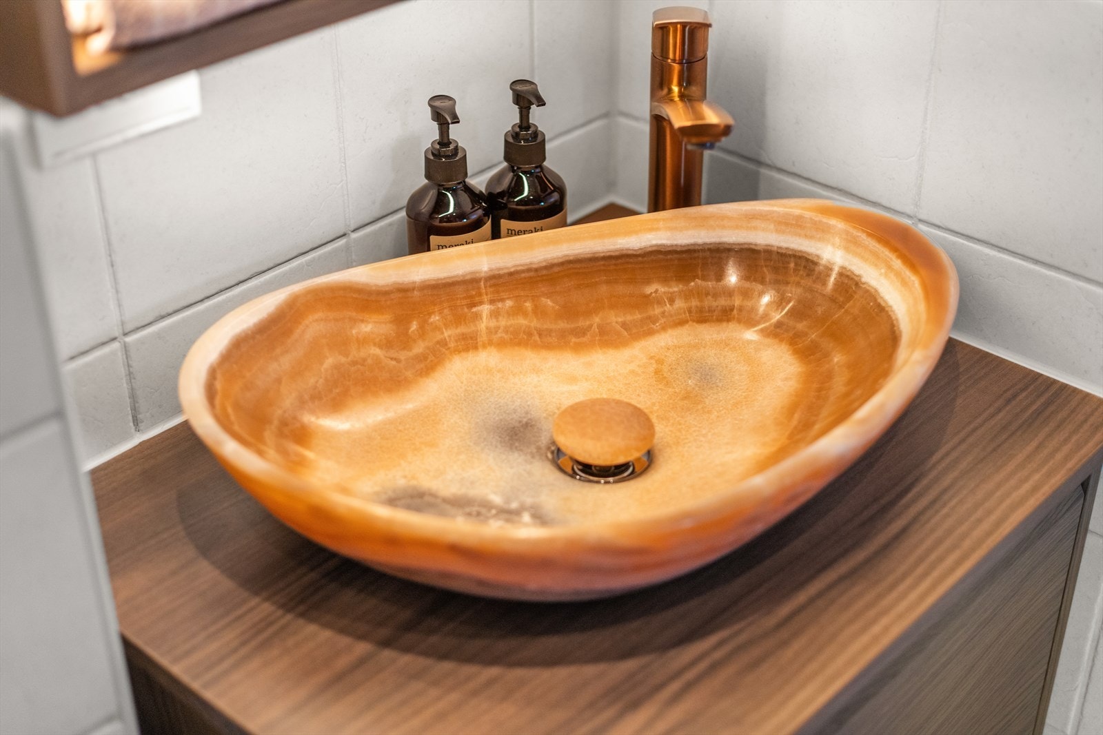 En særegen detalj er den flotte servanten i Onyx-stein. Galleribilde