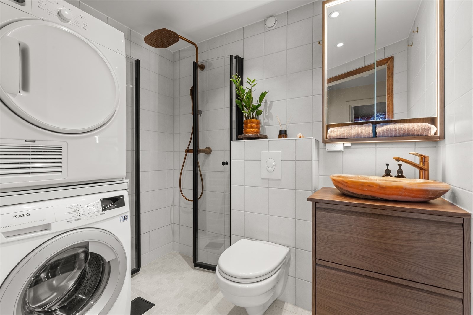 Badet ble oppusset i 2012. Baderom med gulvvarme, vegghengt toalett og dusjhjørne med regnfallsdusj. Galleribilde