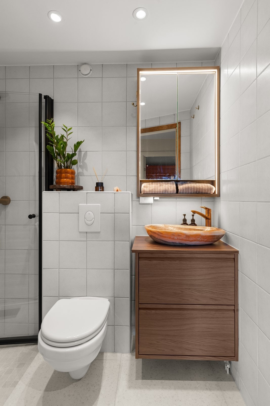 Renovering av baderomsgulv med ny membran, varmekabler og klemring/sprutdemper til sluk ble utført i 2025. Det ble også montert nytt sanitærutstyr og innredning, bortsett fra toalett, samt nye downlights. Galleribilde