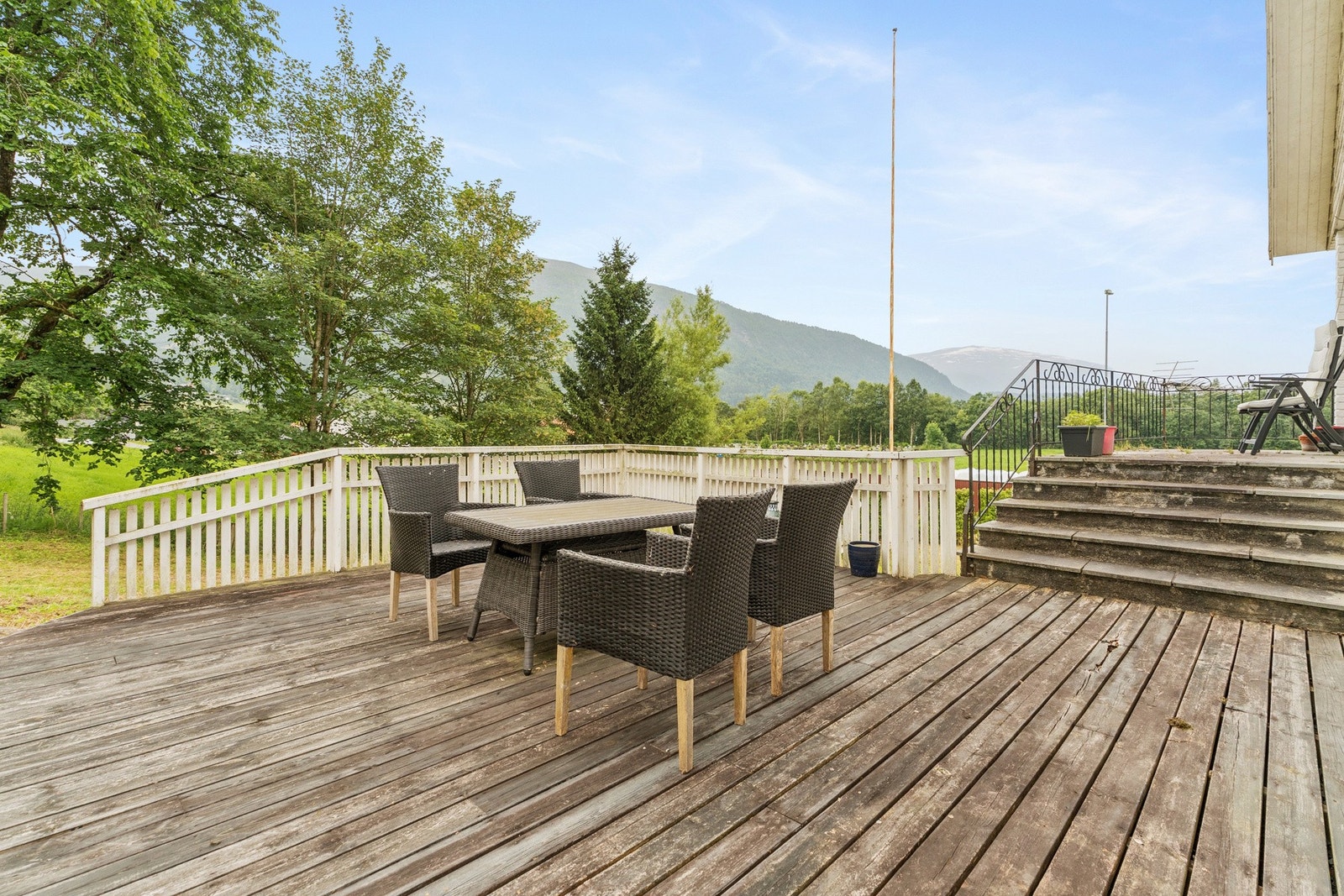 - Stor veranda og terrasse med gode solforhold, hvor du kan nyte varme sommerdager sammen med familie og venner - Galleribilde