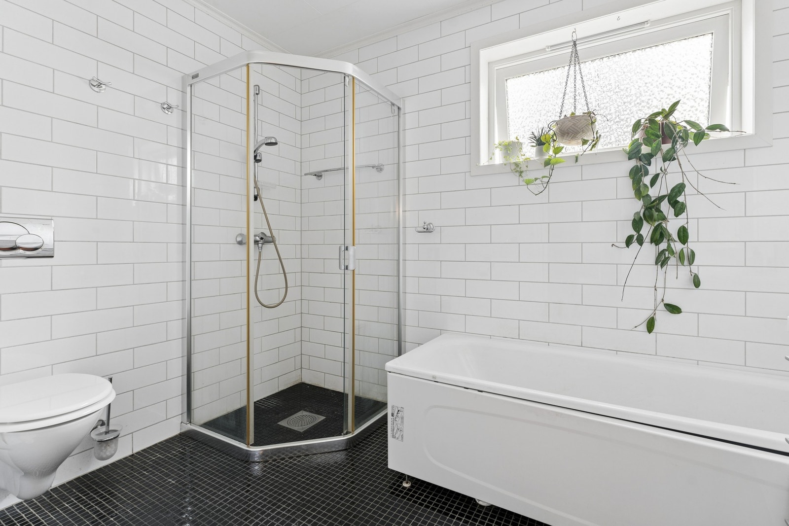 - Badet er innredet med dusj og vegghengt toalett - Galleribilde
