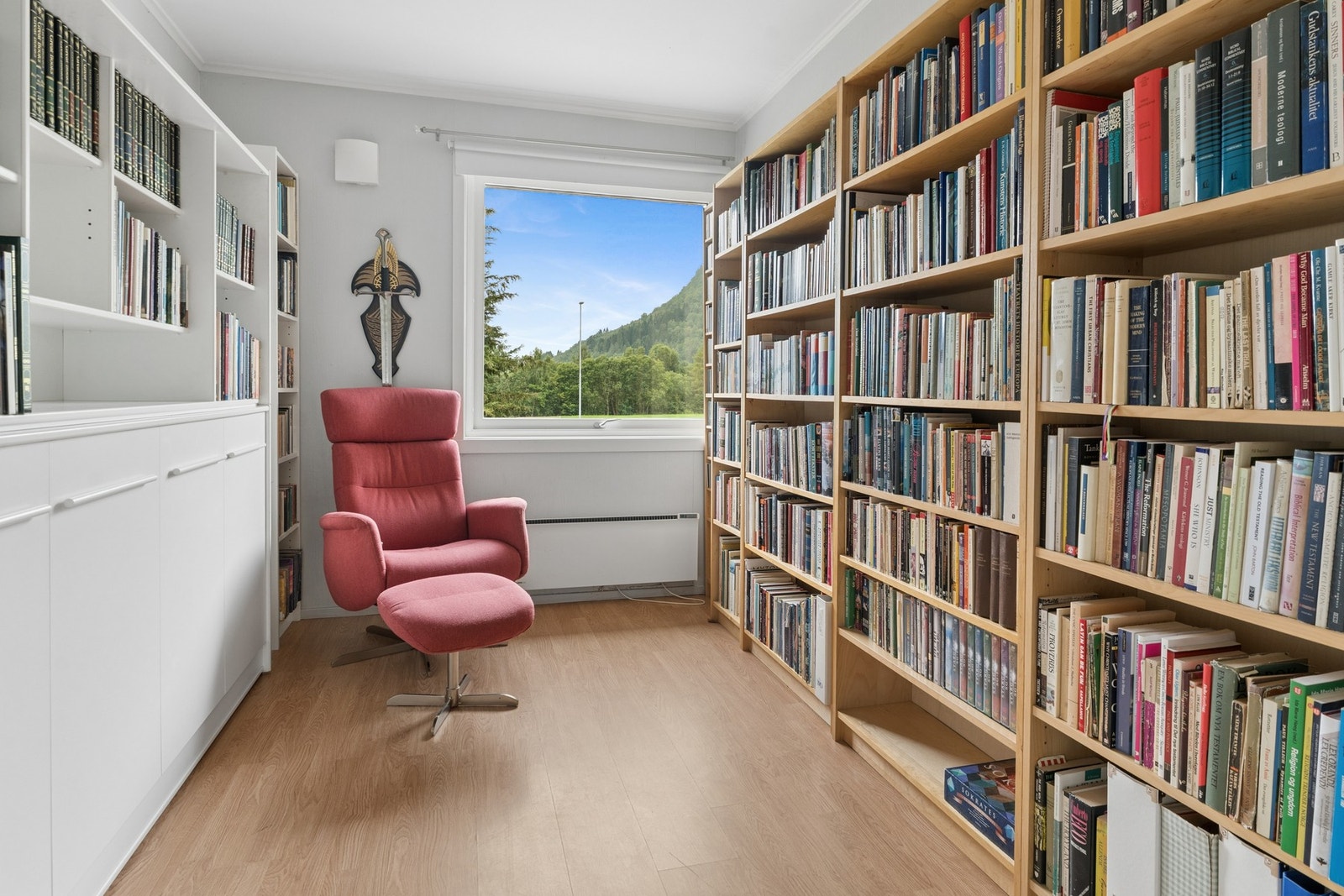 - I hovedetasjen er det til sammen fire soverom, dette rommet blir brukt som bibliotek - Galleribilde