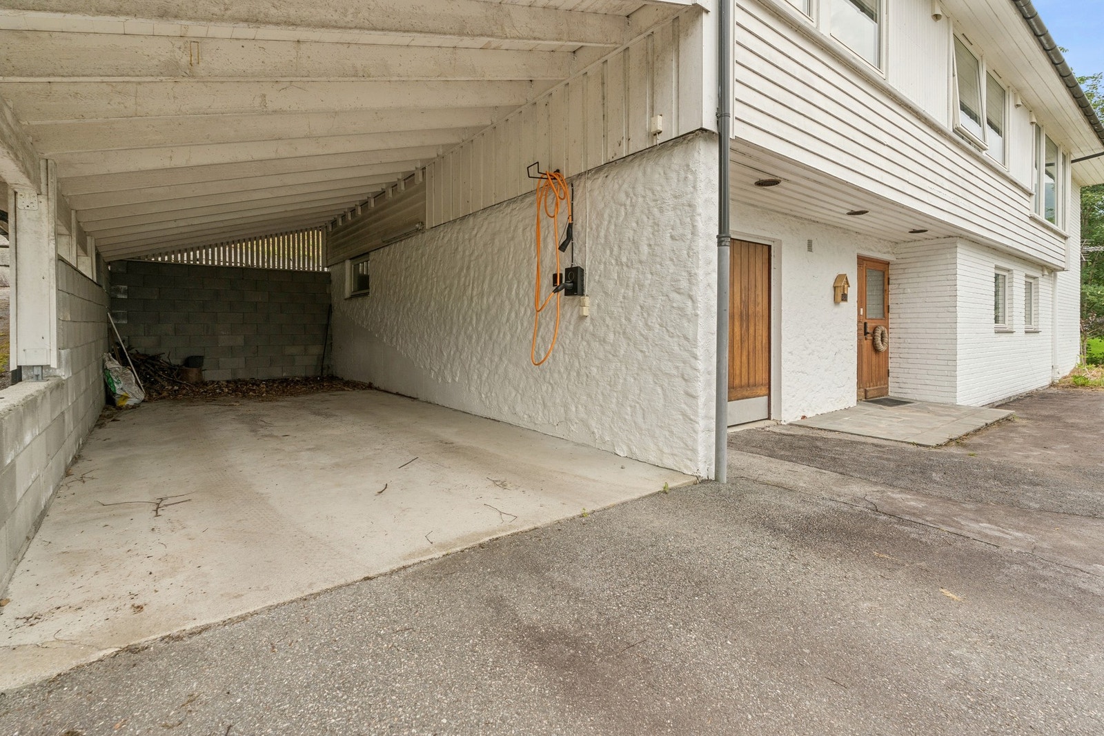 - Du har flere gode parkeringsplasser, samt carport og garasje. Det er også installert el-bil lader - Galleribilde