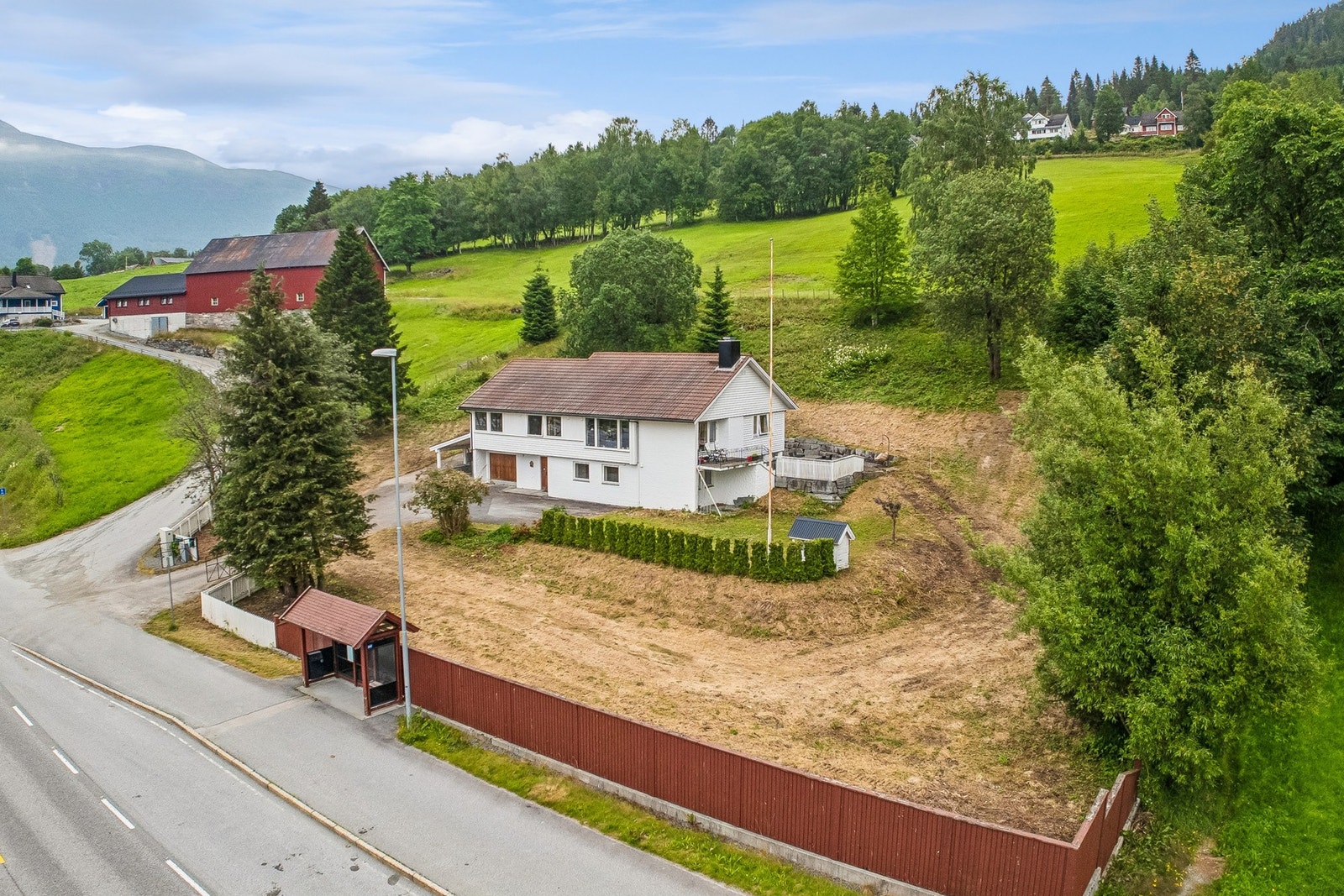 - Eiendommen er på hele 2.157 m². Velkommen til visning - husk påmelding! - Galleribilde
