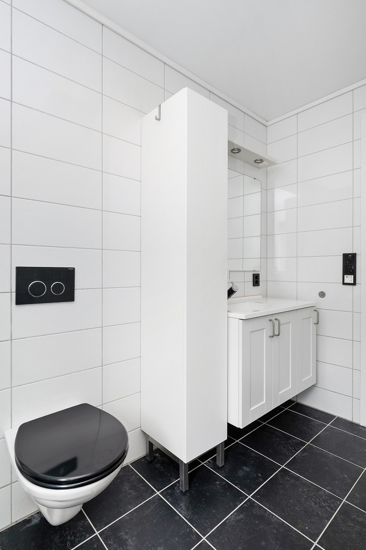 Badet har flislagte vegger og gulv Galleribilde