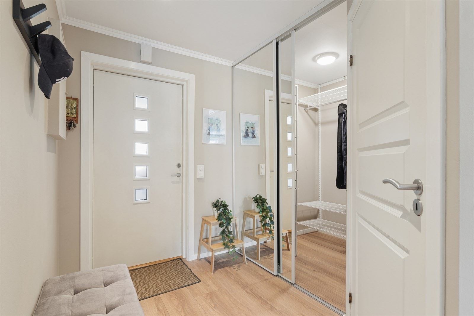 Velkommen inn! Tidligere bod gjort om til skyvedrøsgarderobe med masse plass! Galleribilde