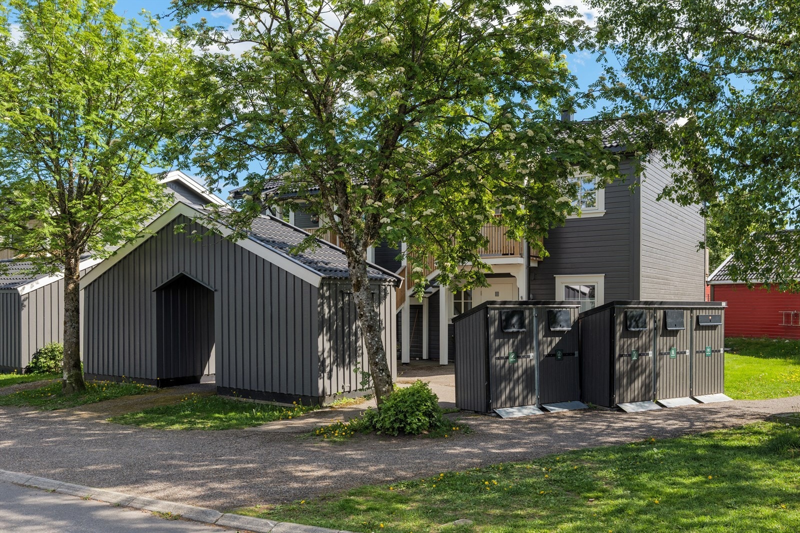 Sjarmerende uteområder i borettslaget - tilhørende bod med leiligheten Galleribilde