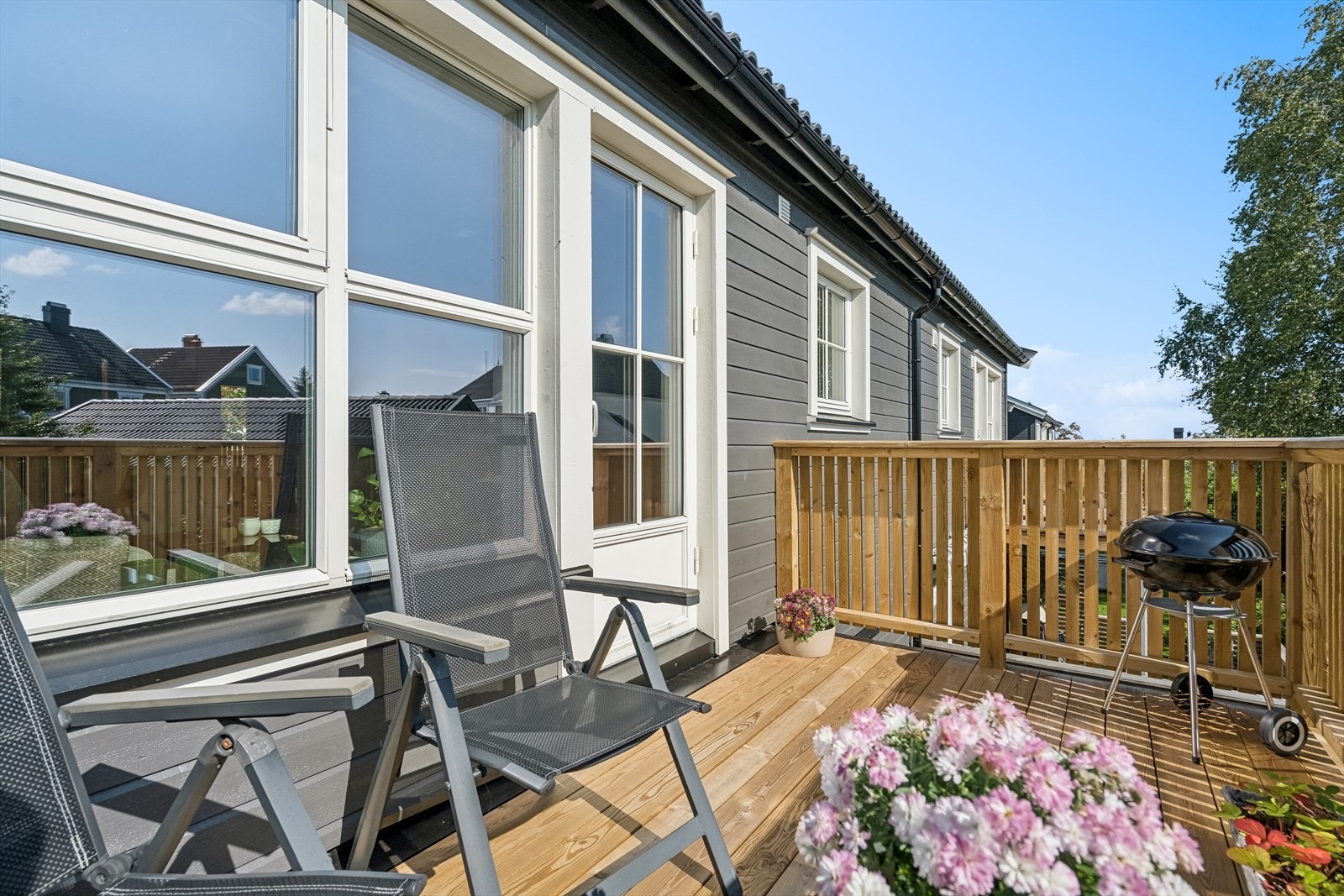 Leiligheten har en deilig terrasse som det er god plass til utemøbler og grill - alt man trenger! Galleribilde