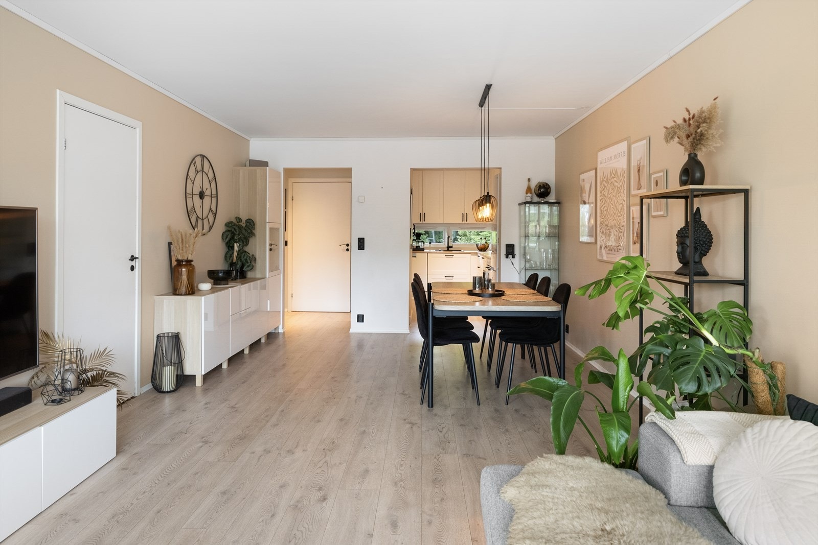 Gulvene i leiligheten er belagt med gjennomgående laminat, noe som gir et helhetlig uttrykk. Galleribilde