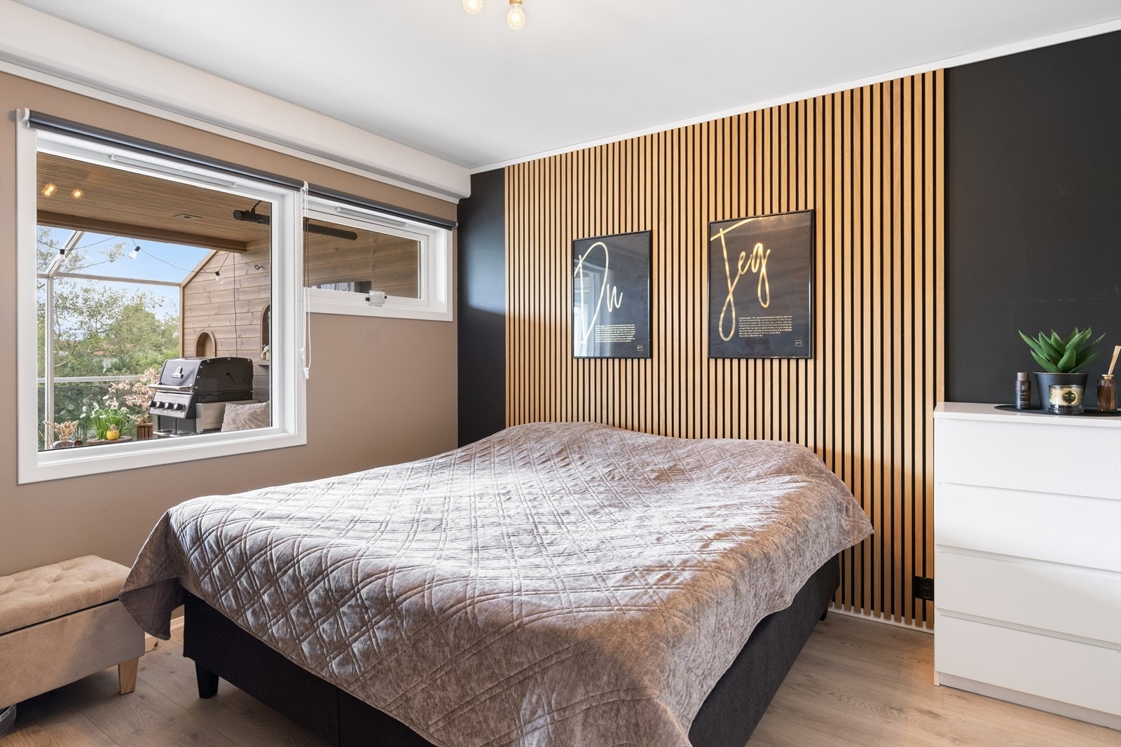 Leilighetens hovedsoverom er av god størrelse med plass til dobbeltseng, nattbord og kommode/garderobe. Galleribilde
