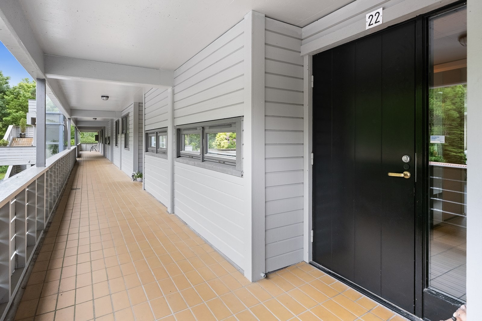 Utvendig inngangsparti er overbygget. Galleribilde