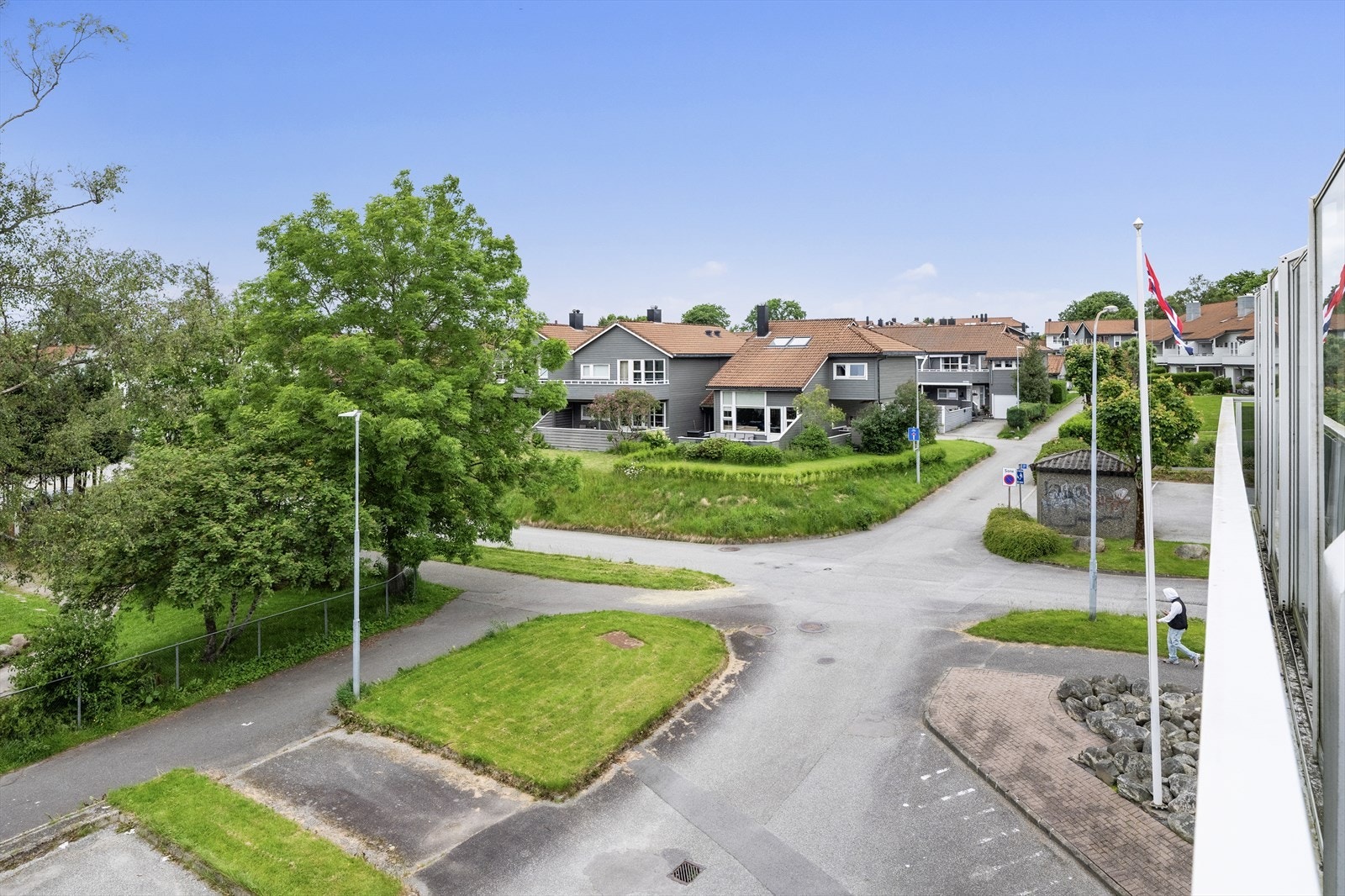 Her bor du i et veletablert og attraktivt boligområde med alt du trenger innen rekkevidde. Galleribilde