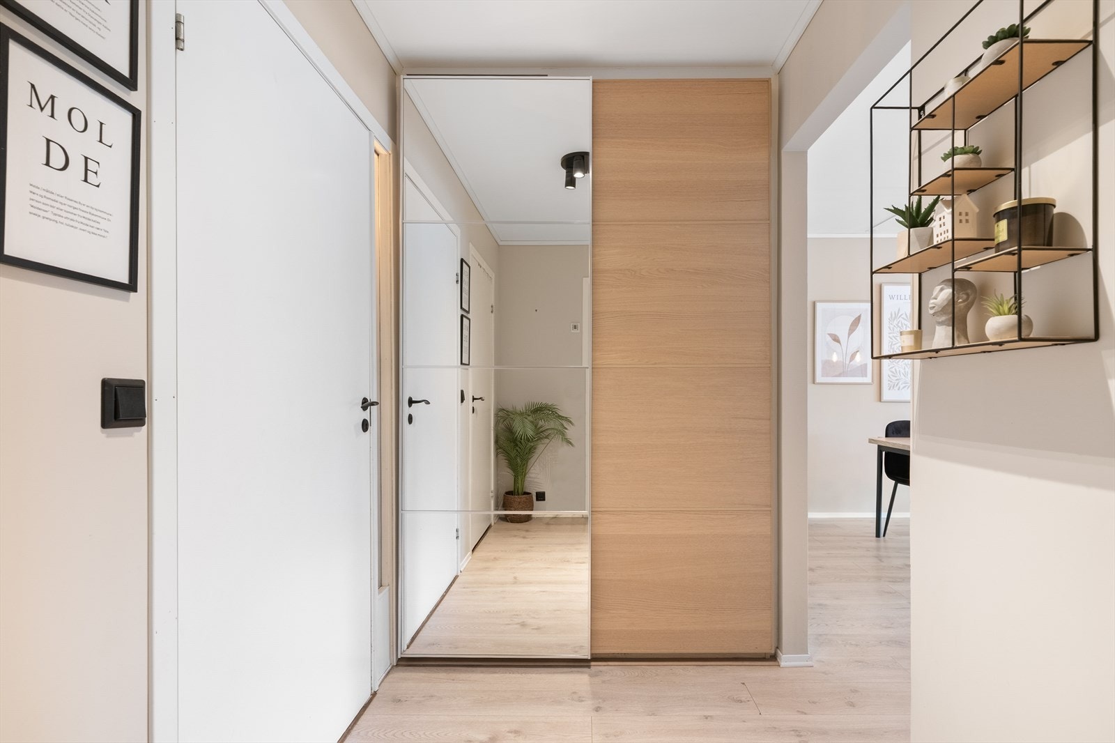 I gangen er det romslig skyvedørsgarderobe som gir gode oppbevaringsmuligheter. Galleribilde