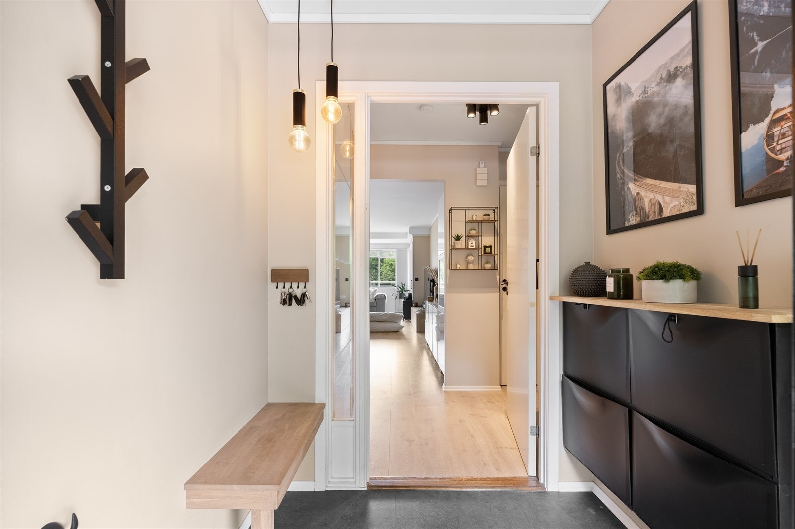 Praktisk entré med god plass til å henge fra seg yttertøy og sette fra seg sko. Galleribilde