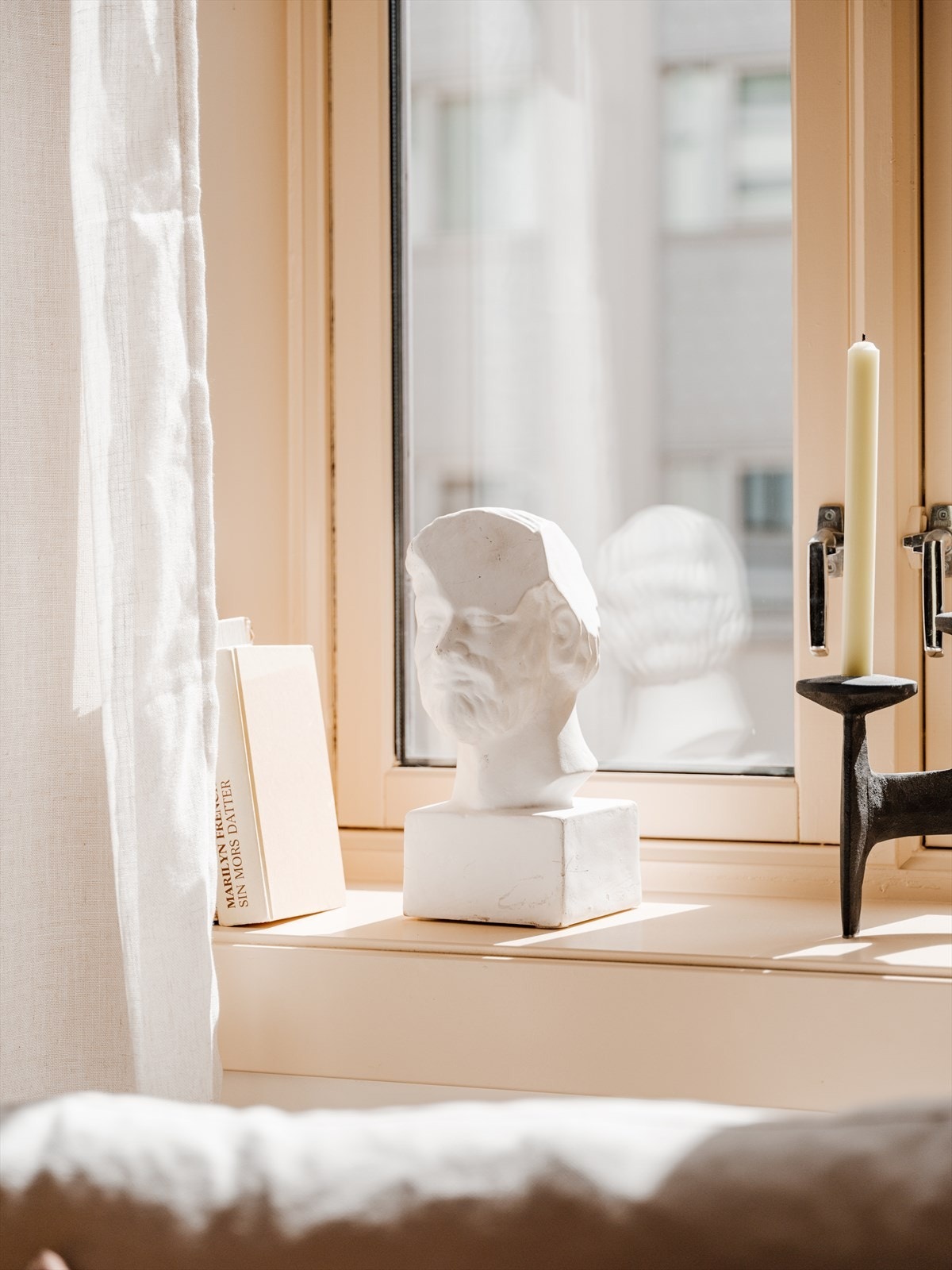 Leiligheten har klassiske detaljer som generøs takhøyde på 3,12 meter, store vinduer med dype karmer og fløydører Galleribilde