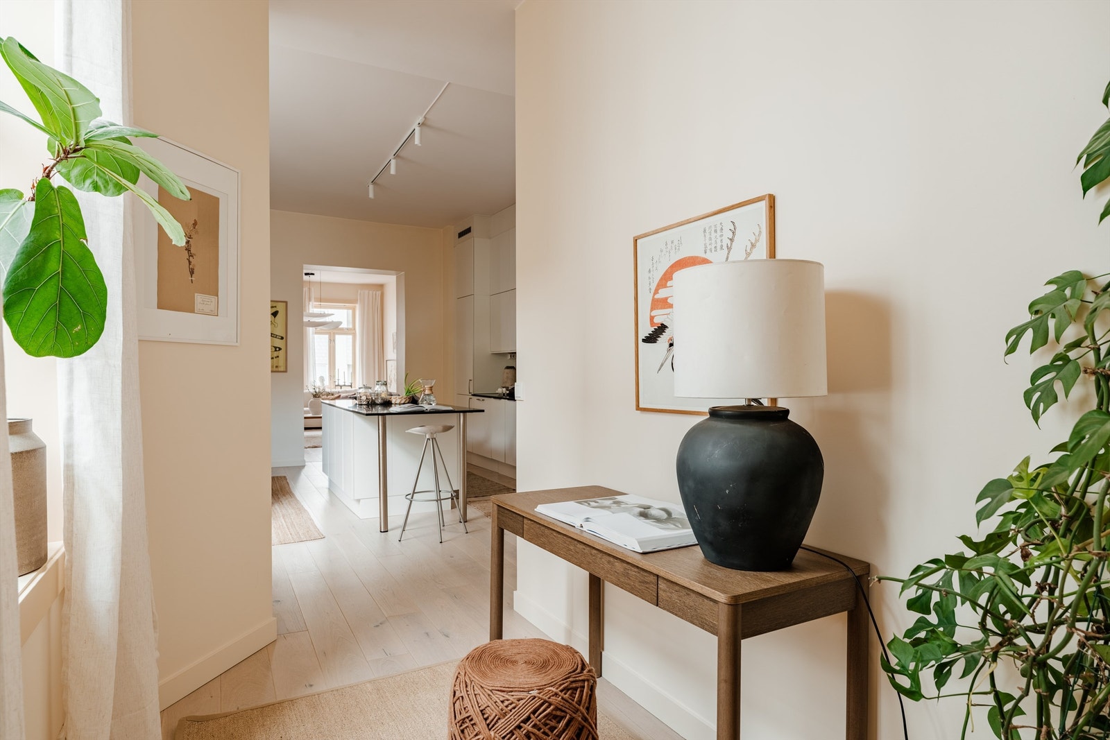 Store vindusflater gir leiligheten godt med naturlig lys Galleribilde