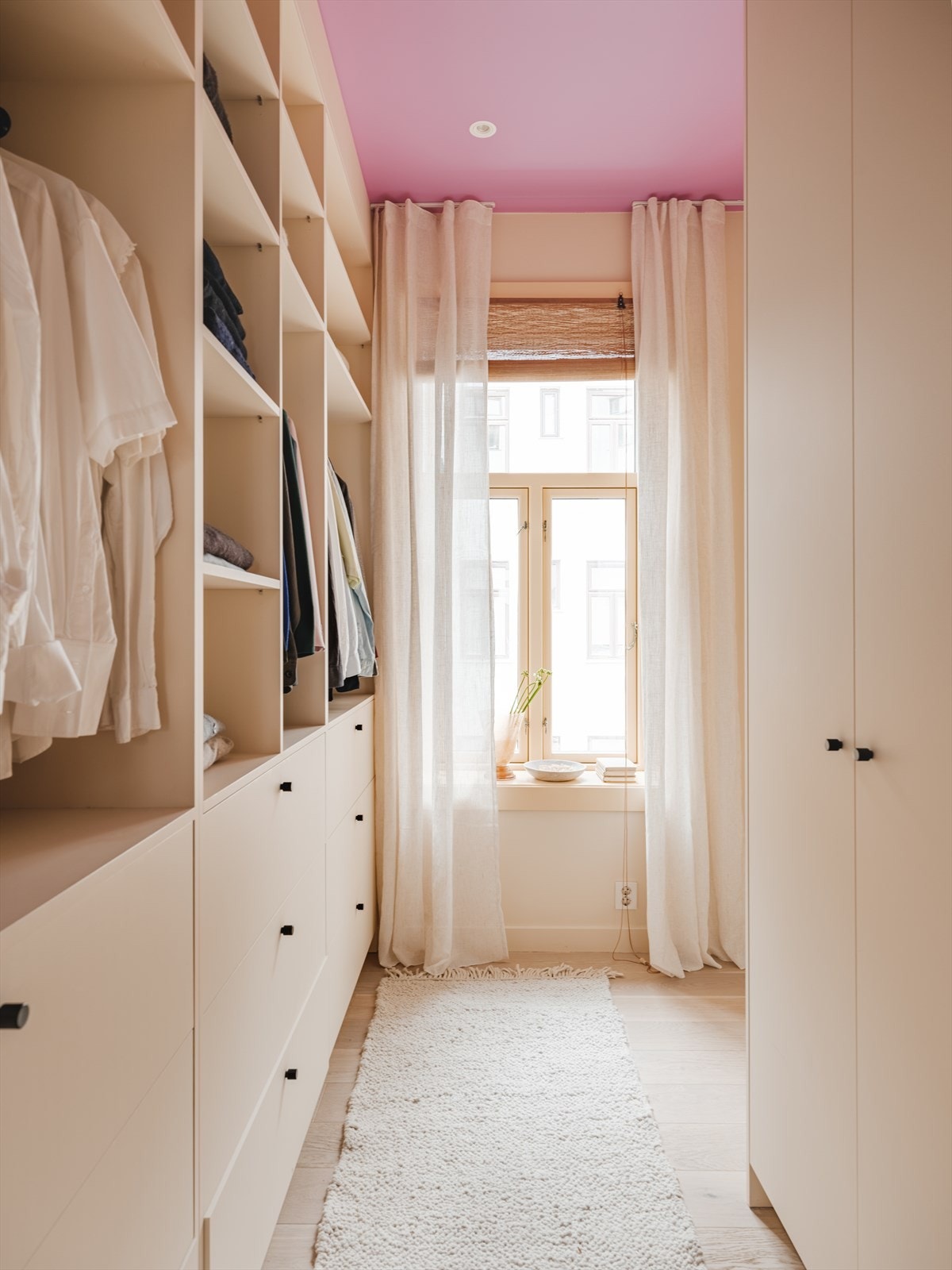 Romslig garderoberom/walk in closet tar deg videre til master bedroom og baderom Galleribilde