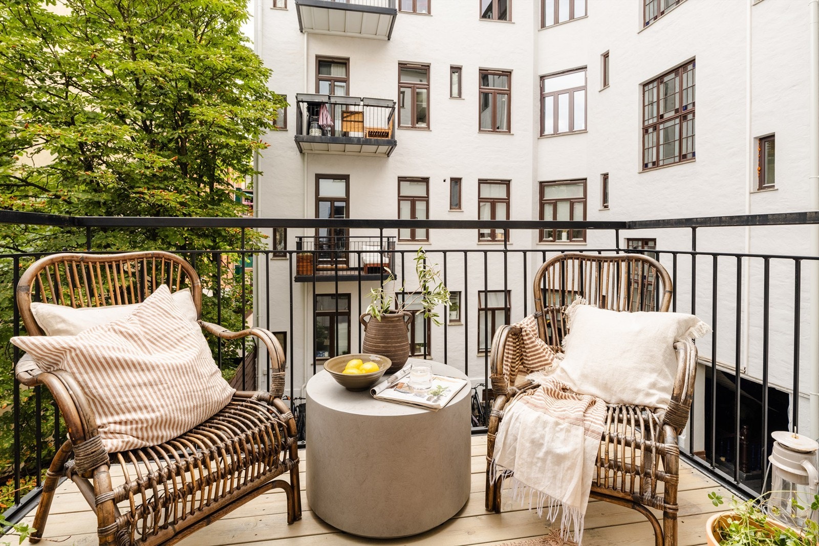 Fra Master bedroom er det direkte adkomst til en av boligens to balkonger Galleribilde