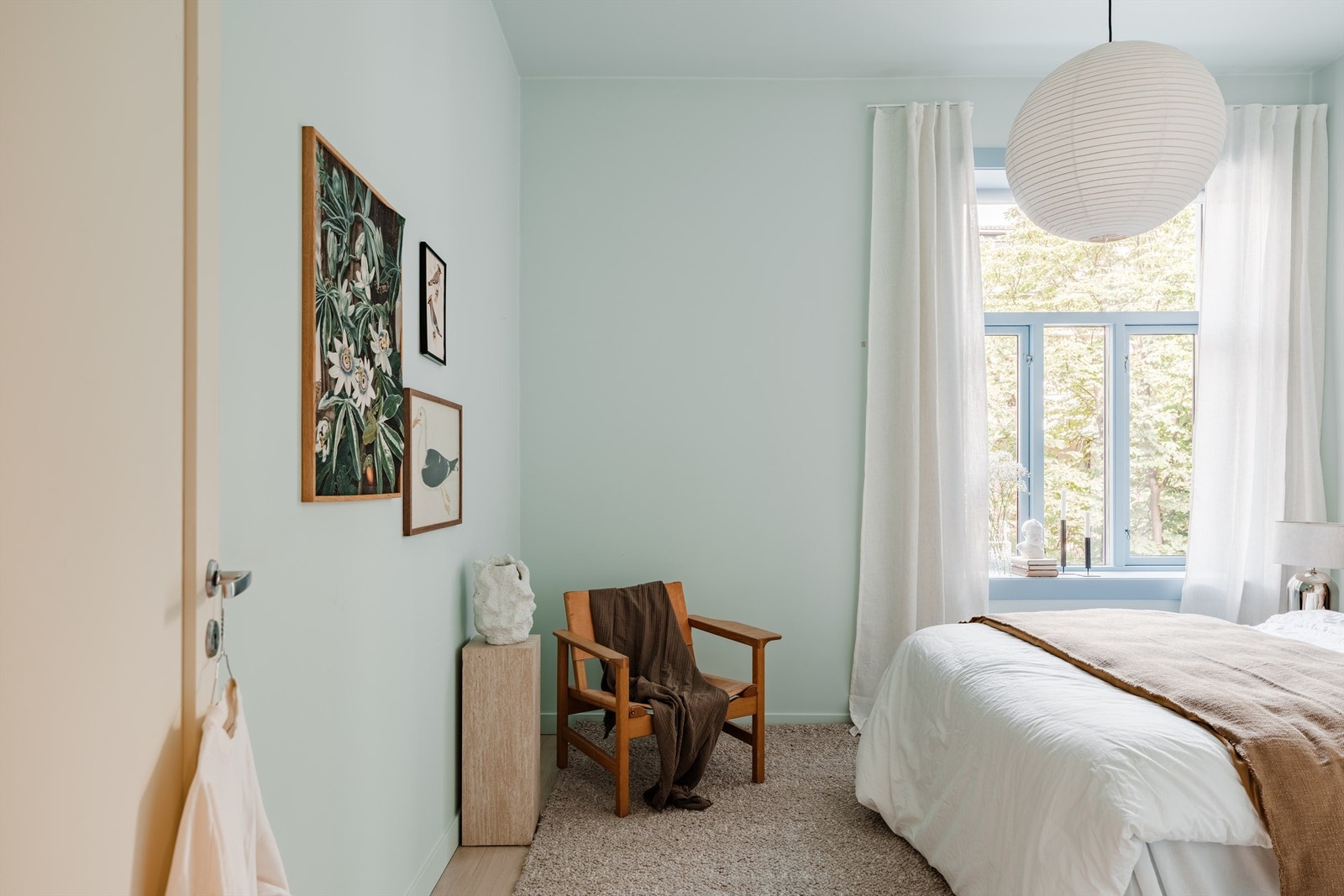 Godt med lysinnslipp fra stort, klassisk vindu som vender inn mot bakgården. Galleribilde