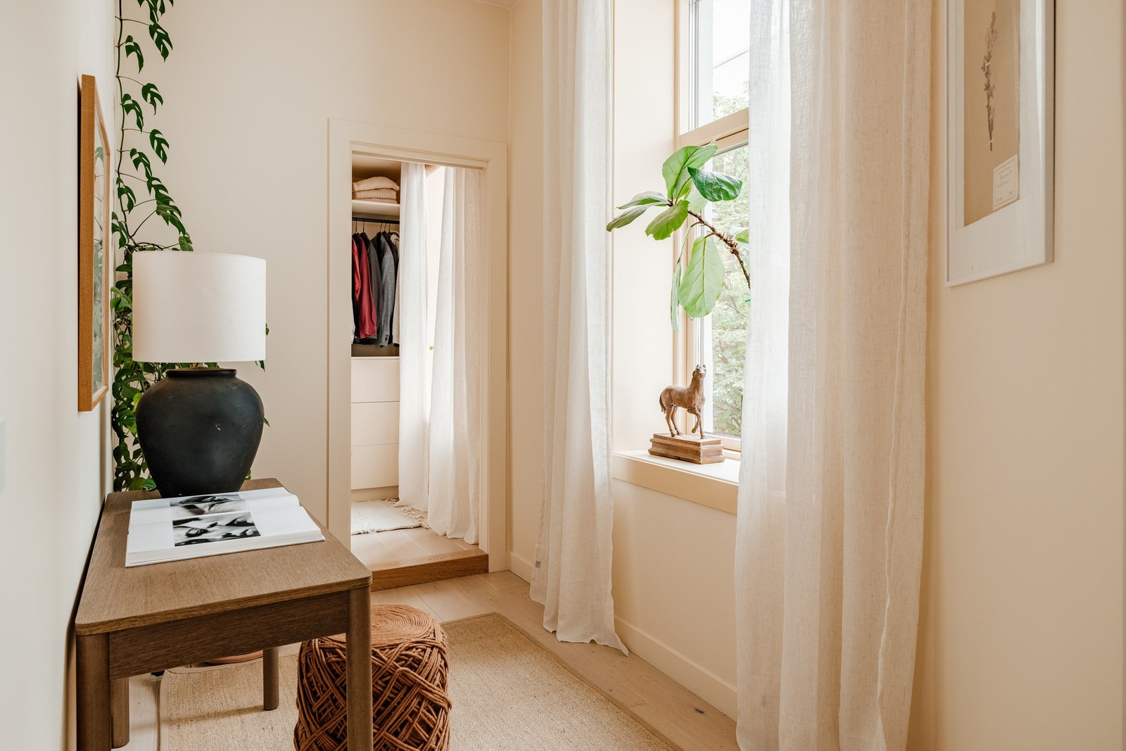I denne leiligheten har master bedroom en privat "fløy" med eget walk in closet, samt privat bad og balkong. Her får du en skikkelig hotellfølelse hver dag! Galleribilde