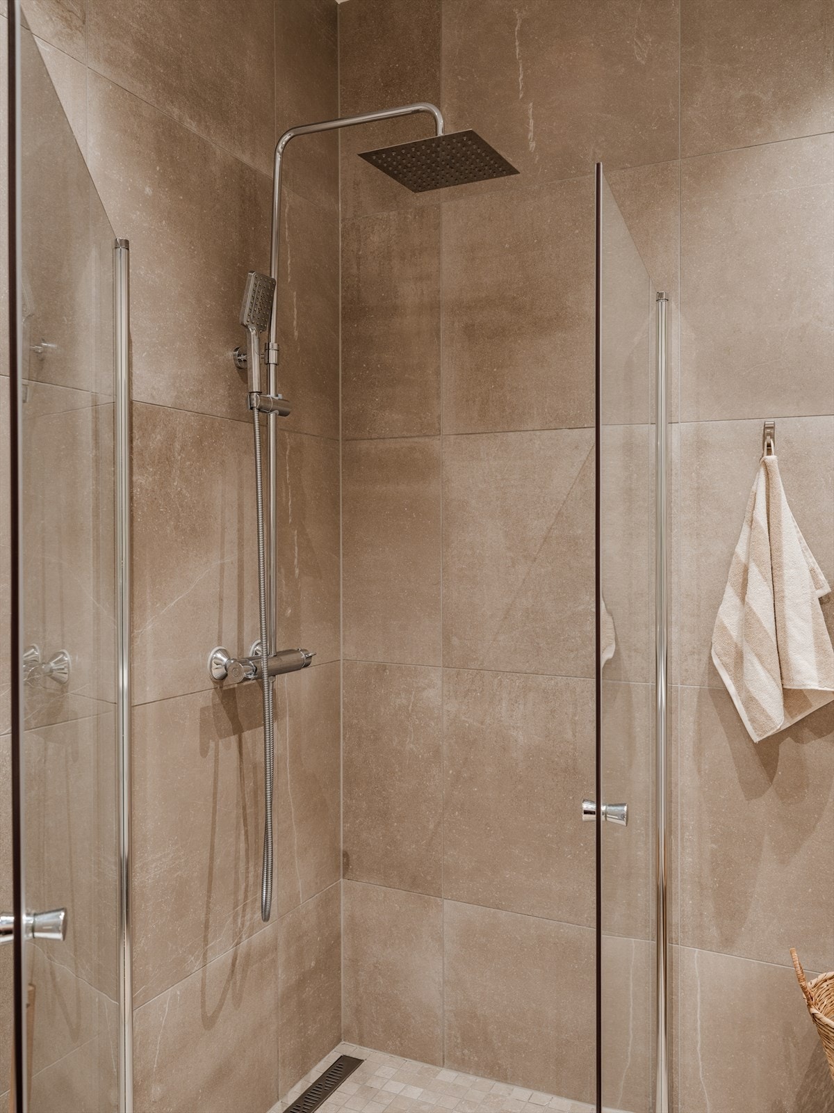 Dusjhjørne med innfellbare glassdører og dusjsett med rainshower Galleribilde