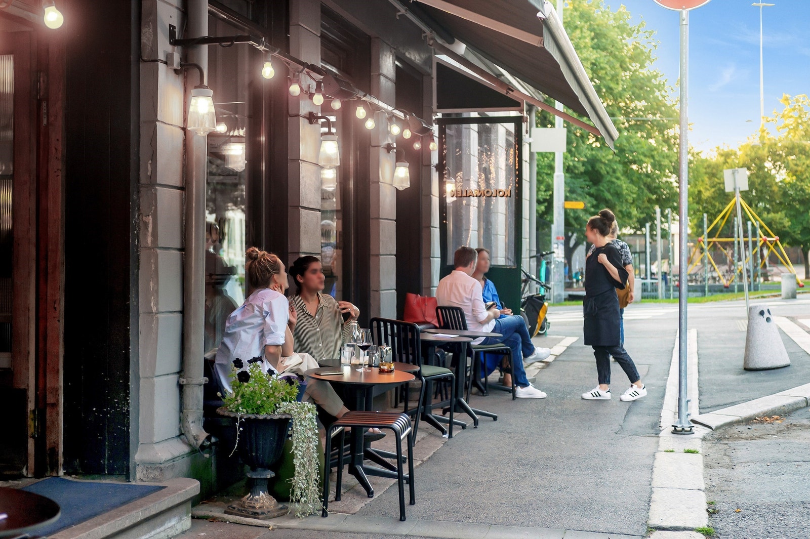 Tøffelavstand til den koselige nabolagsrestauranten Kolonialen. Det avslappede interiøret innbyr til en hyggelig lunsj på lørdager eller en middag - enten alene eller i godt selskap. Galleribilde
