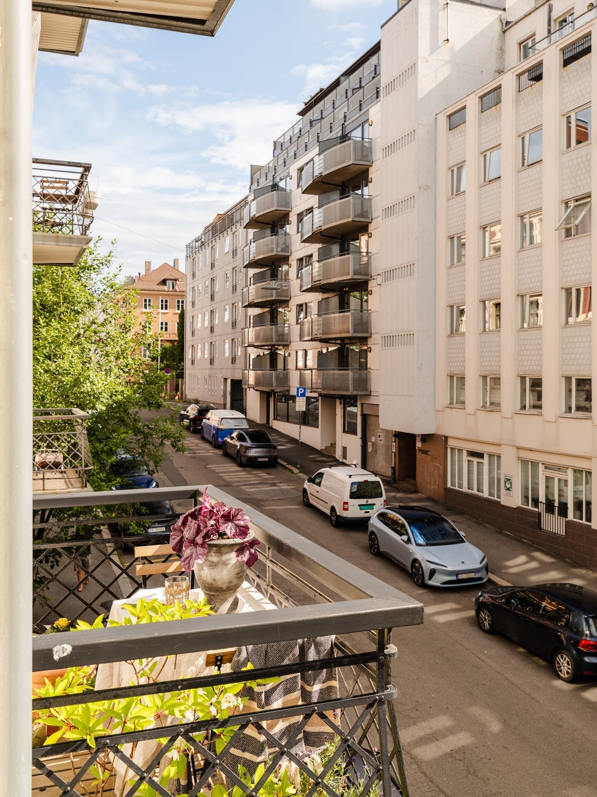 Denne balkongen vender ut mot rolige Schwensens gate Galleribilde