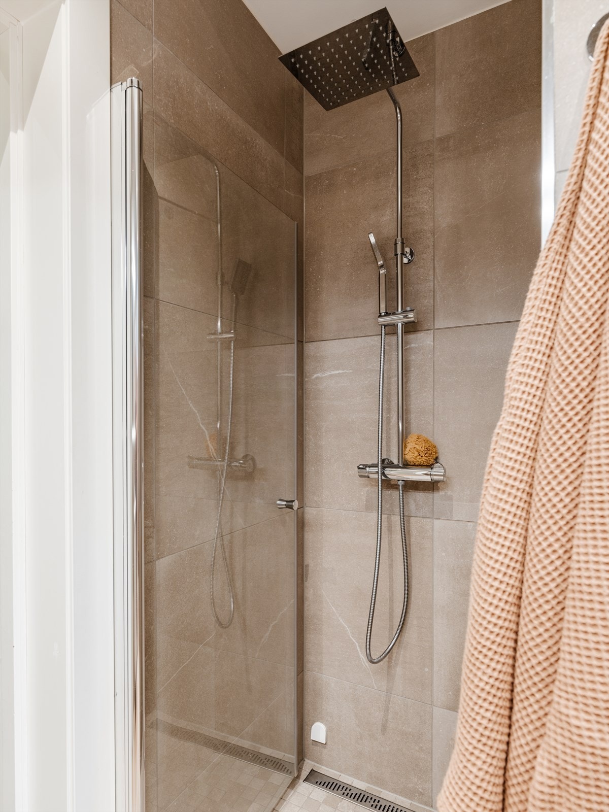 Badet har dusjnisje med dusjsett og rainshower Galleribilde