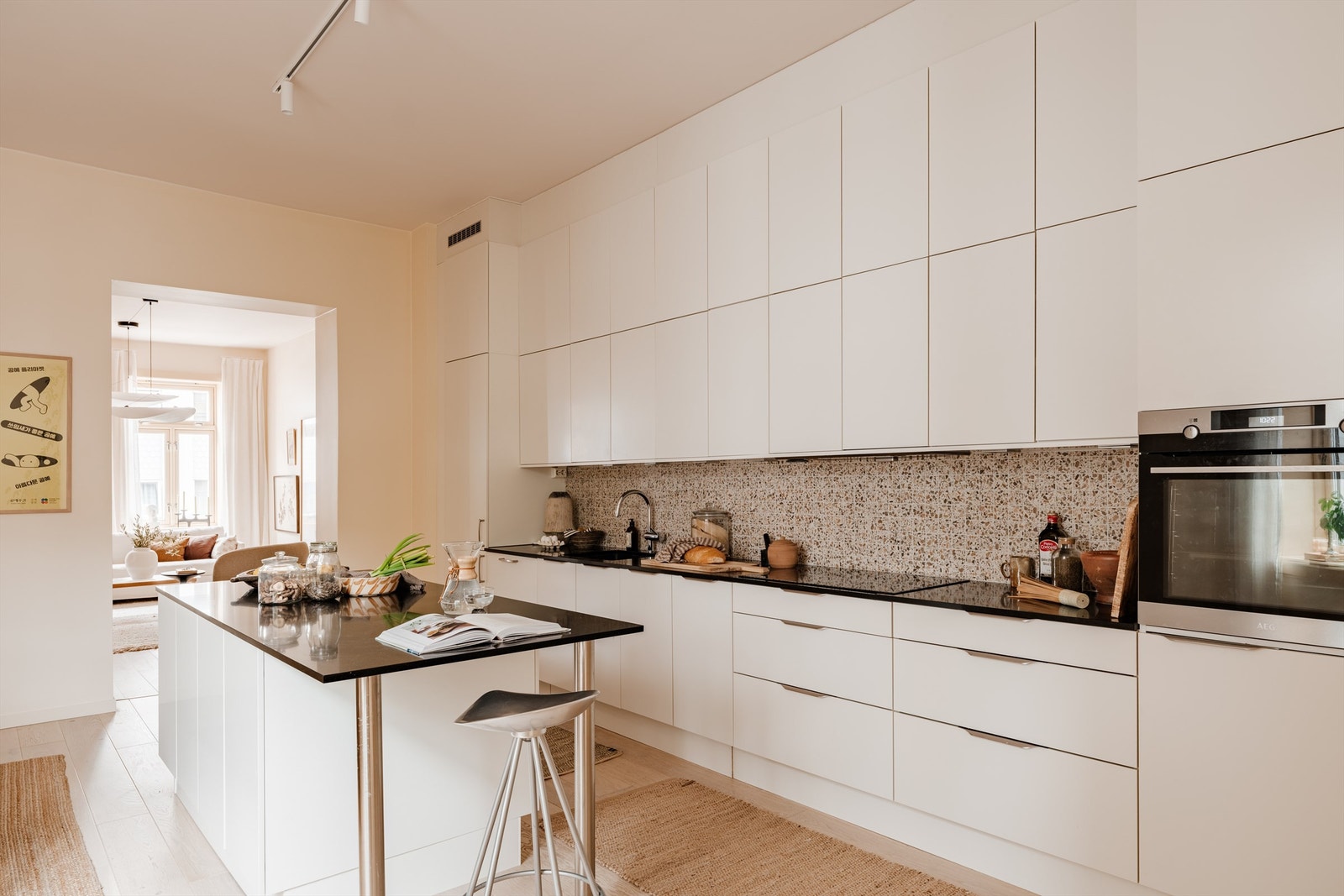 Integrerte hvitevarer som stekeovn, koketopp med ventilator over, oppvaskmaskin og kjøleskap med frysedel Galleribilde