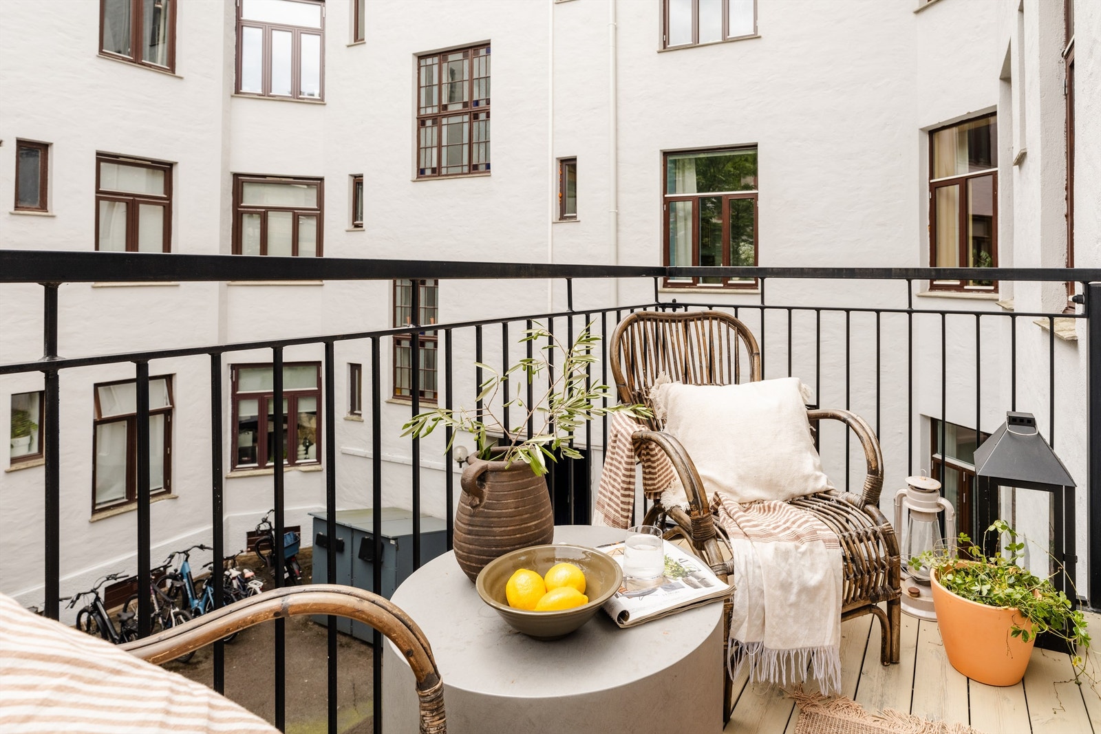 Her er det god plass til bord, stoler og beplantning Galleribilde